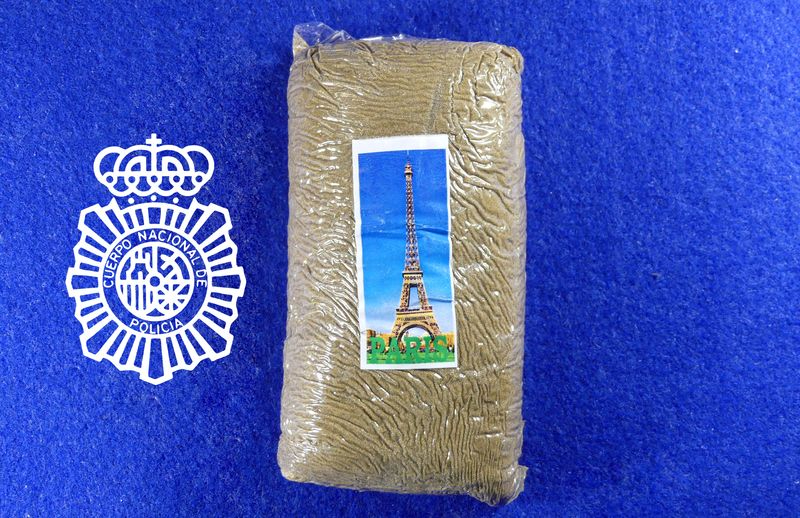 Detenido un conductor que viajaba con un paquete de hachís y casi se choca con un vehículo de la Policía Nacional