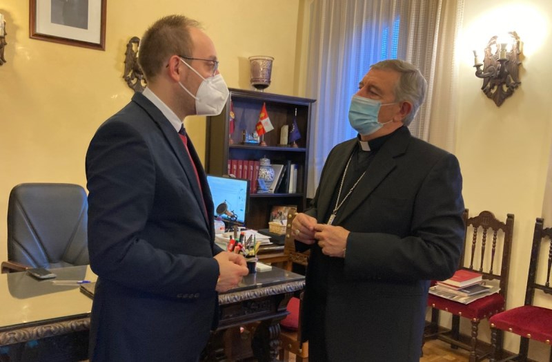 Marcos Iglesias recibe en su despacho de la Alcaldía al nuevo Obispo