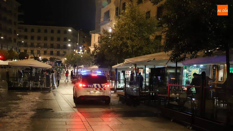 Amenaza con un cuchillo al empleado de una tienda de la calle Obispo Jarrín para robar una pipa