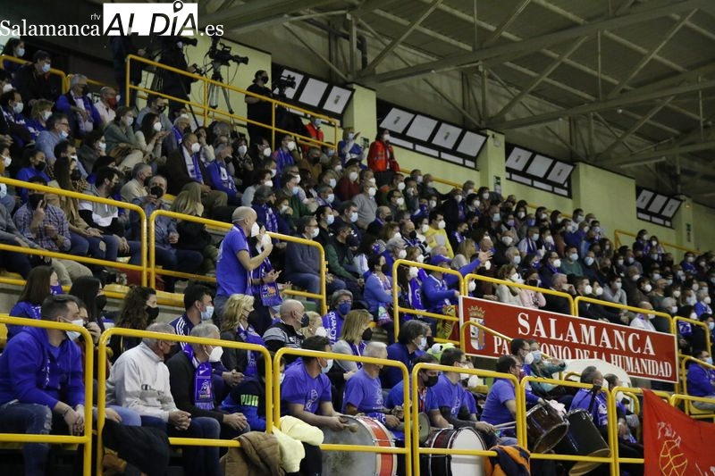 Würzburg y la Marea Azul claman contra el arbitraje al grito de fuera, fuera