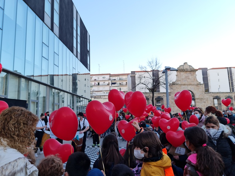 Magia y suelta de globos con Corazones Guerreros para visibilizar las cardiopatías congénitas 
