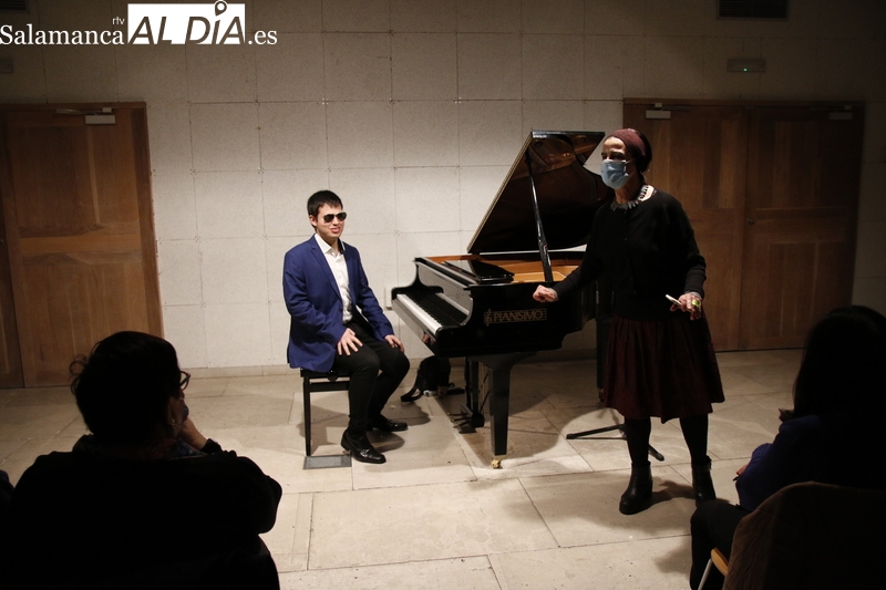 La música de piano envuelve la Casa de las Conchas