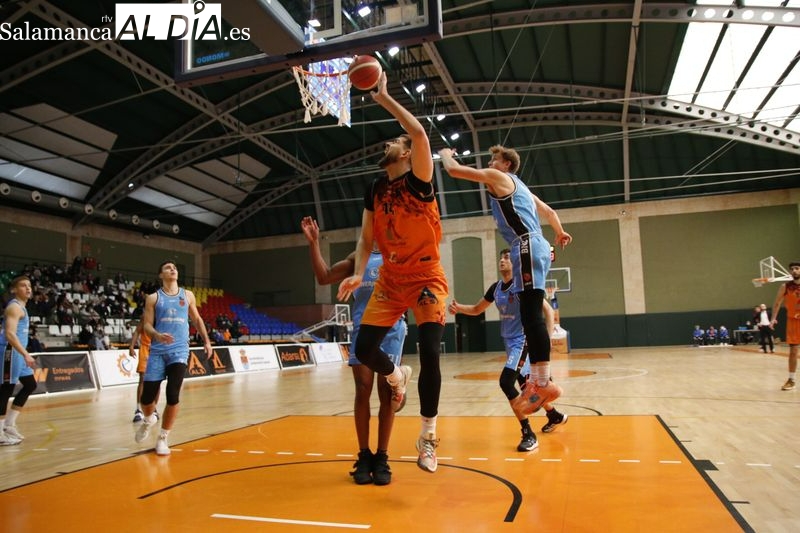 El Aquimisa Carbajosa va a remolque contra el Basket Navarra y sufre una nueva derrota (75-90)