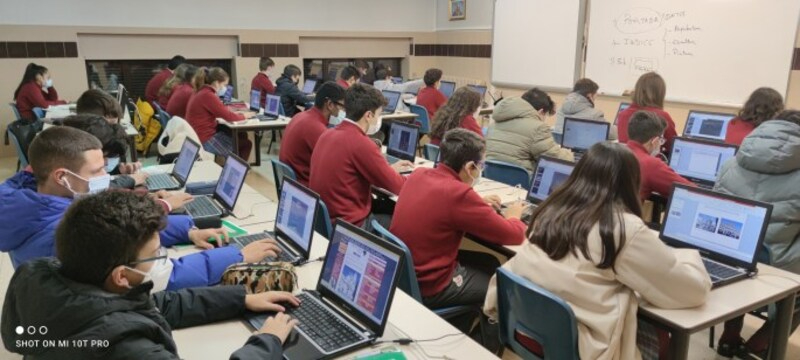 Los alumnos del Colegio San Juan Bosco realizan un análisis fotográfico del Barroco