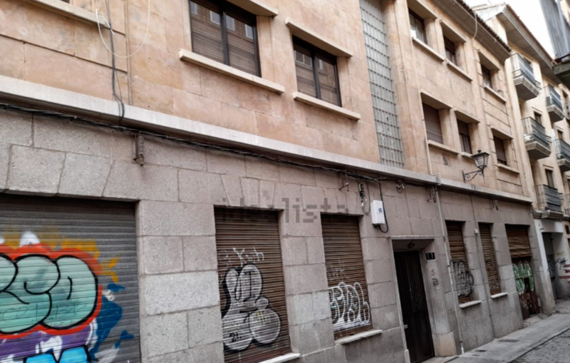 El edificio de la céntrica calle Hovohambre que cuelga el cartel de ‘se vende’