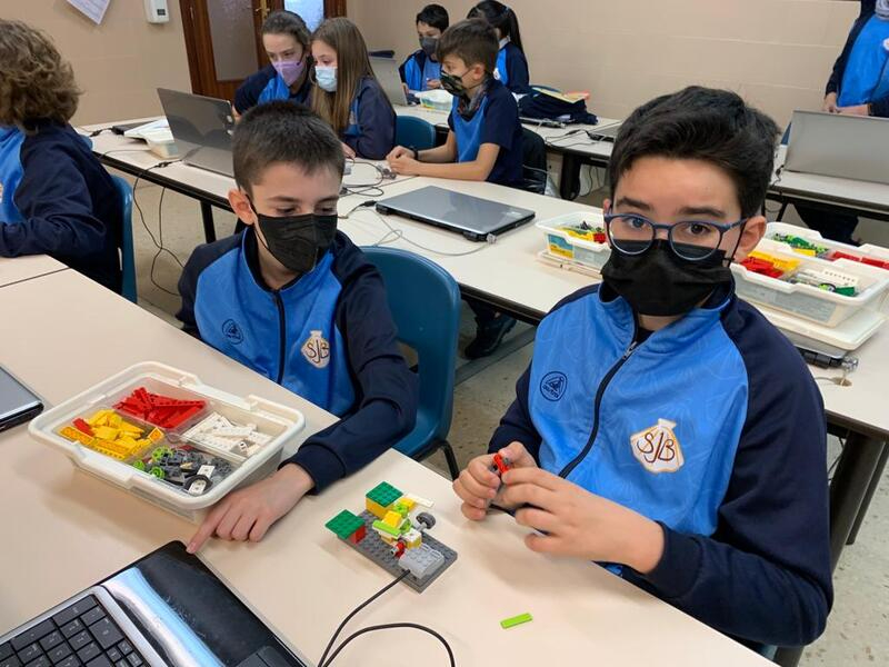 Taller de robótica educativa en el Colegio San Juan Bosco 