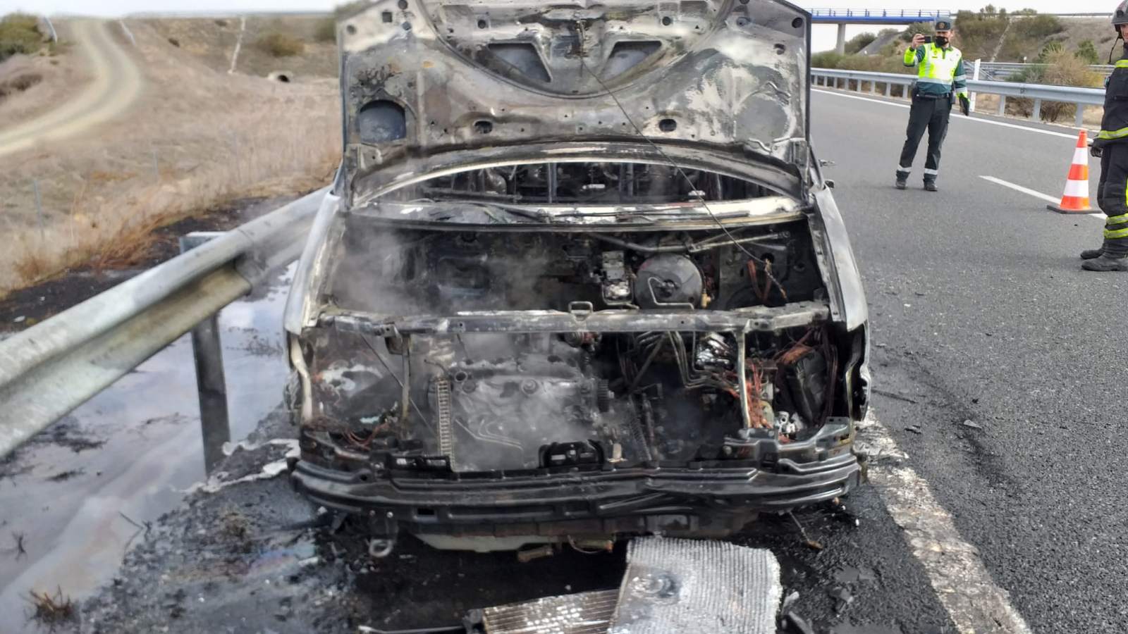 Aparatoso incendio de una furgoneta en la autovía A-50