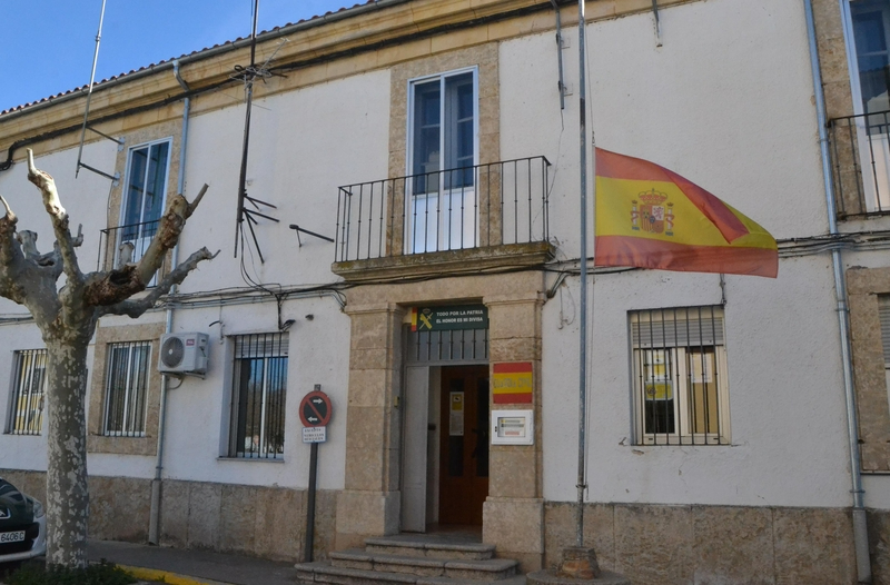 Bandera a media asta en señal de luto por el naufragio del barco Villa de Pitanxo