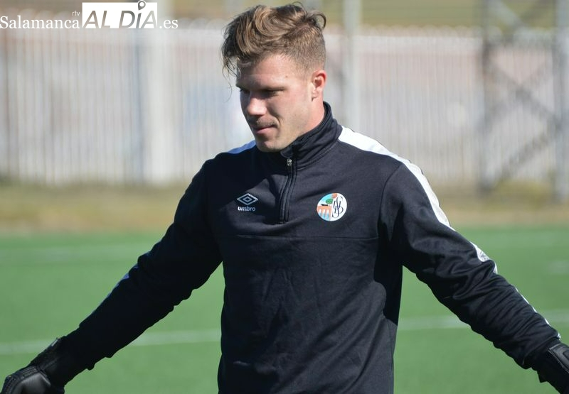 Salcedo, el portero con un pan bajo el brazo, llama a la afición del Salamanca UDS: Os necesitamos