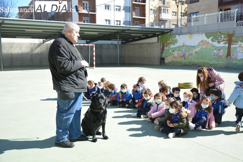 Escolares salmantinos descubren las habilidades de los perros guía de la ONCE