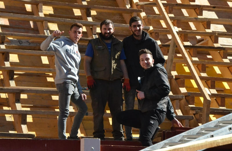 Eh, sácanos una foto: Dando los últimos retoques a los tablaos