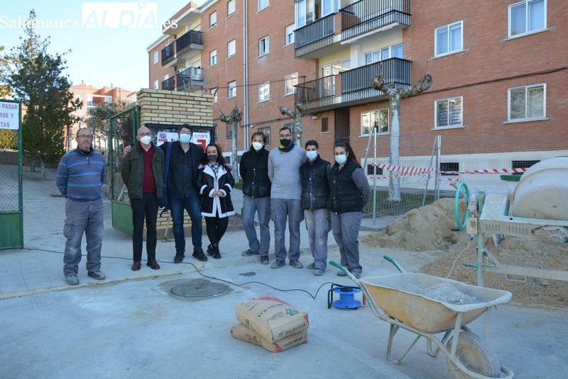 El candidato de Unidas Podemos por Salamanca visita la urbanización El Encinar 