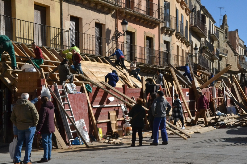Prosigue con cada vez más jóvenes el montaje de los tablaos, que estarán un día más de lo habitual