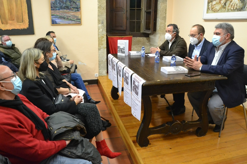 Juan Tomás Muñoz desmenuza a lo largo de más de 500 páginas los 200 primeros años del Carnaval