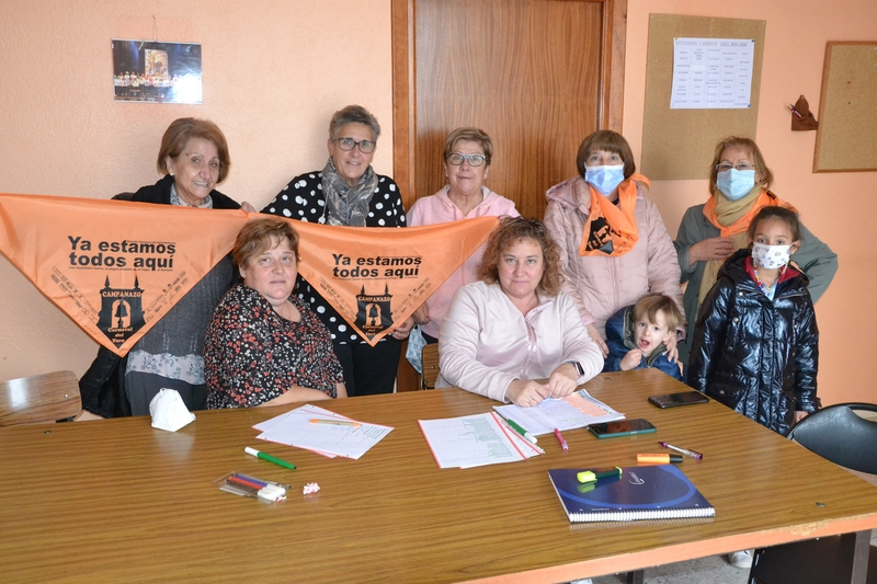 Las integrantes de Amanecer reciben sus pañuelos del Campanazo