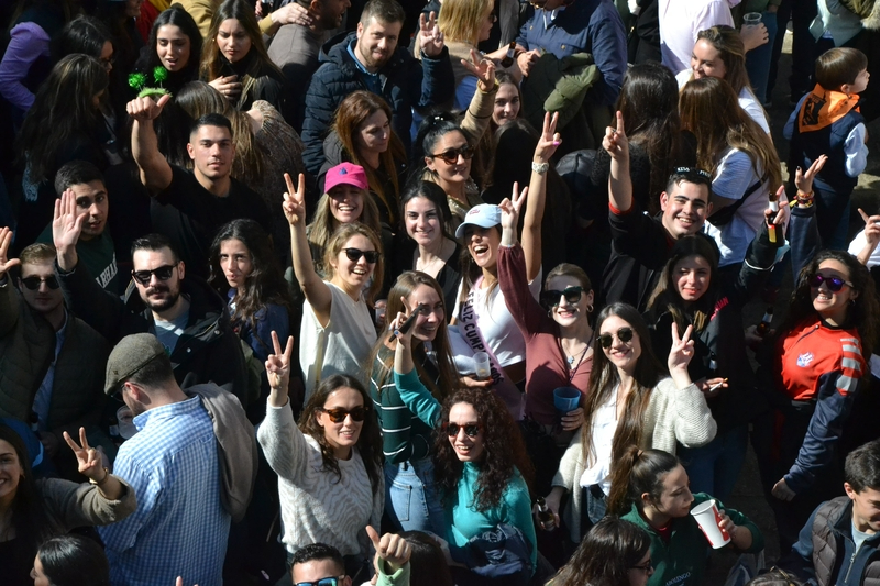 Un sol radiante favorece un Domingo de Carnaval de muchísimo ambiente callejero