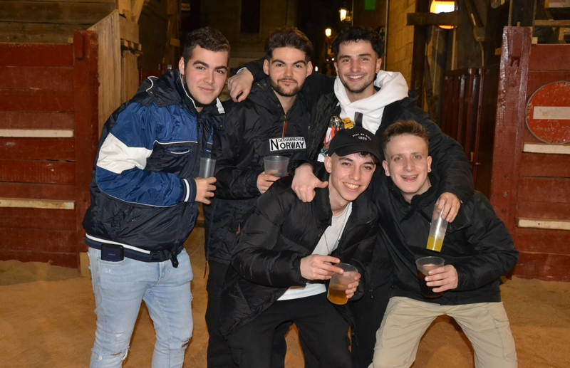 La Plaza Mayor, un ir y venir en los primeros minutos del Viernes de Carnaval