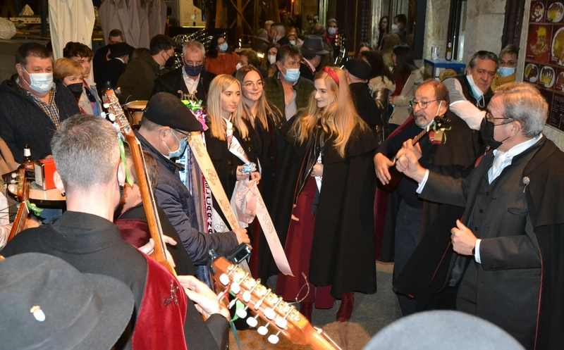 La murga se va de ronda por varios bares del centro con la compañía de la Corte de Honor