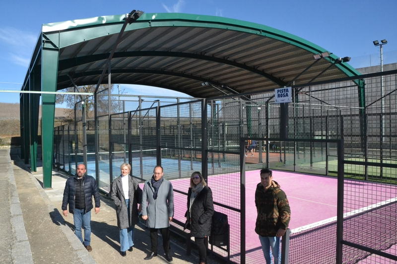 Dos de las pistas de pádel estrenan cubierta tras casi 100.000€ de inversión