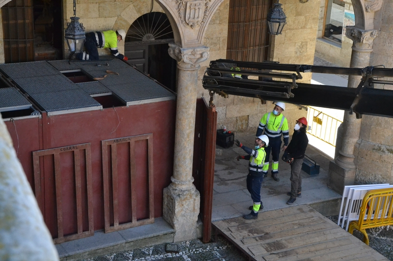La Plaza Mayor inicia su metamorfosis carnavalera