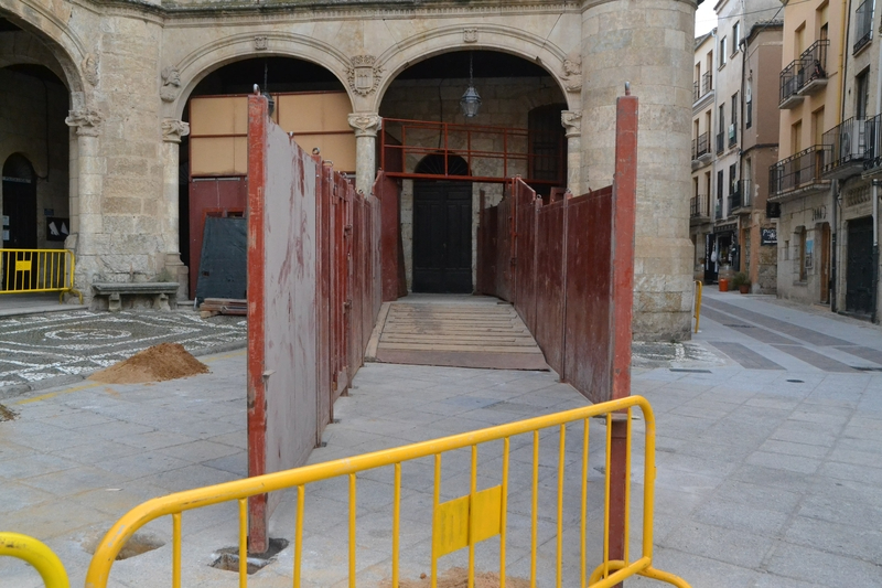 Desplegado el callejón de la Plaza mientras que las banderas piratas ya ondean en el recinto ferial