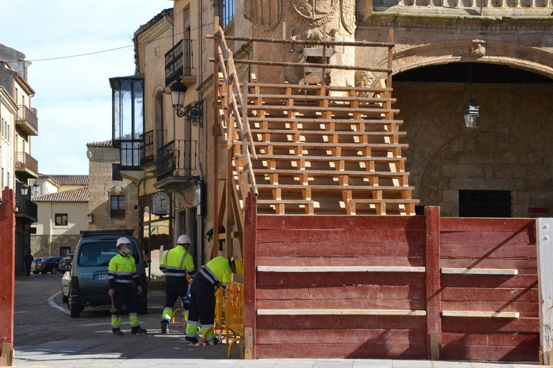 Levantado el primer tablao y desplegadas las agujas de la calle Madrid