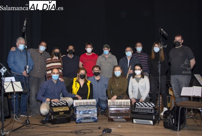 Los alumnos del curso de acordeón reciben sus diplomas