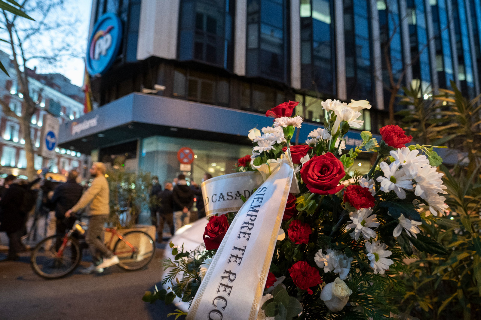 Gritos de Ayuso sí, Casado no y mariachis en la concentración en Génova para apoyar a la presidenta madrileña