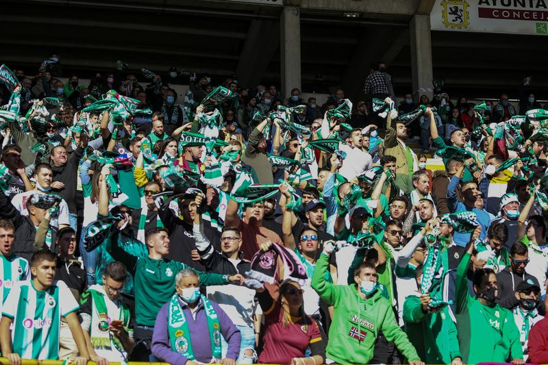La afición del Racing de Santander inunda las calles de Salamanca: bengalas, cánticos y ambientazo