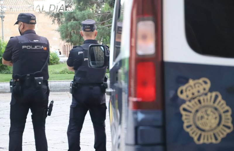 Un repartidor de Amazon persigue a un ladrón por la Carretera de Ledesma, para recuperar dos paquetes