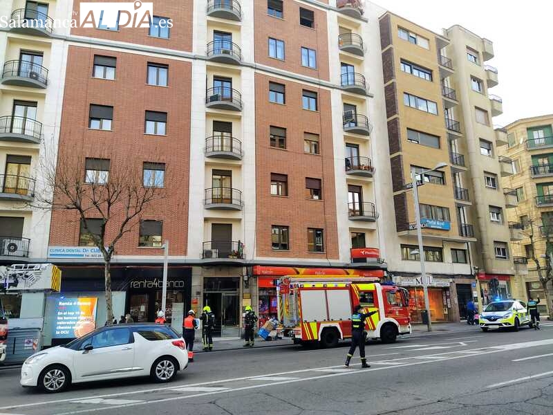 Los Bomberos acuden a un edificio de la avenida Mirat tras un aviso por olor a humo 