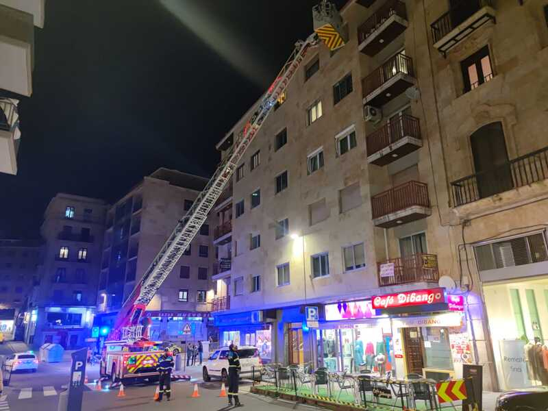 Los Bomberos auxilian a una mujer tras sufrir una caída en su domicilio de la calle Correhuela 