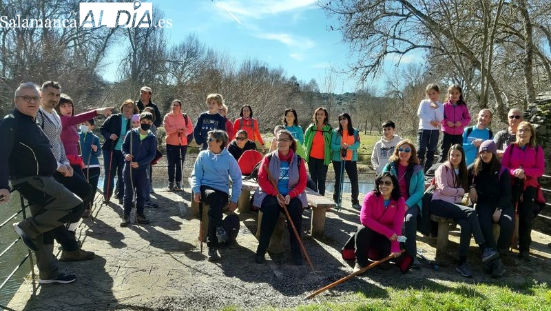 Los senderistas del Club Abadengo disfrutan en el Campo Charro del Yeltes
