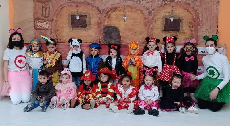 Los alumnos de la Escuela Infantil se disfrazan para celebrar la llegada del Carnaval