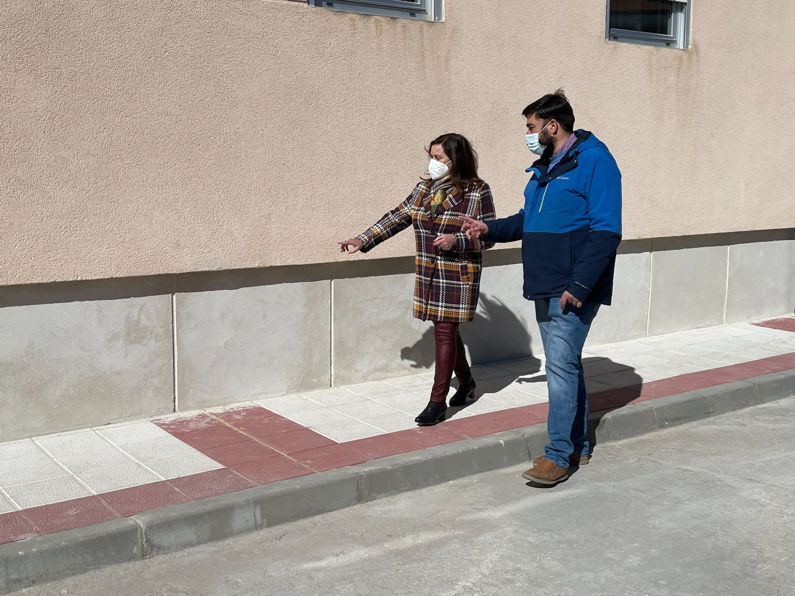 El Ayuntamiento renueva el acerado en la calle Santa Águeda y crea nuevos accesos al Polideportivo