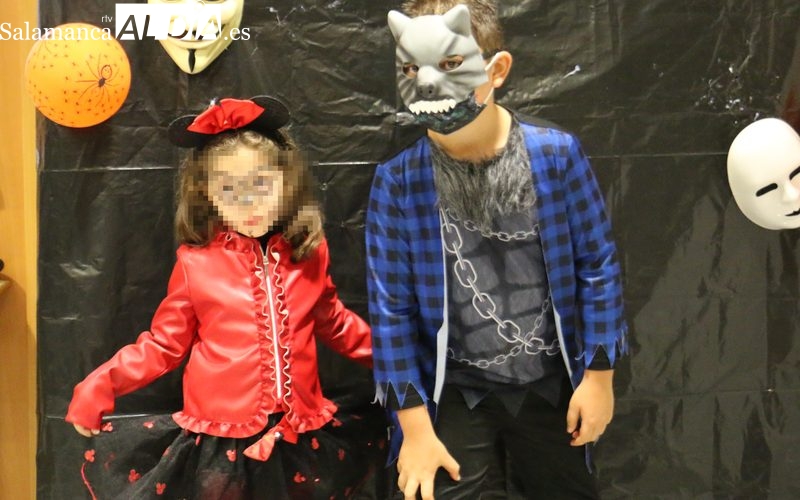 Desde el Ayuntamiento animan a los niños air disfrazados para sacarse la foto en el photocall / CORRAL