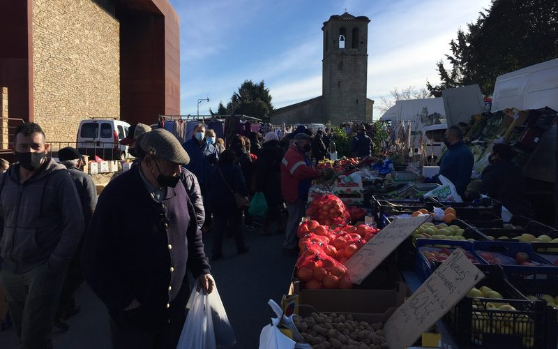 El frío no impide una buena afluencia al mercadillo de Trabanca