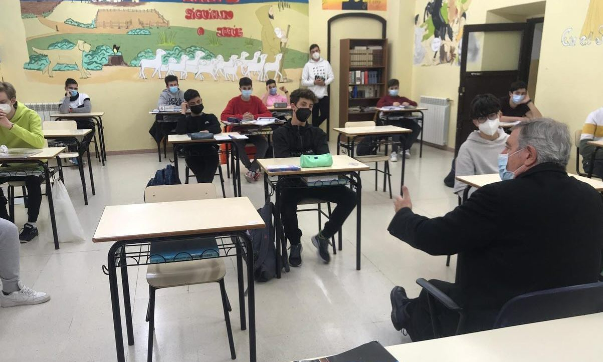 José Luis Retana escucha las inquietudes de los alumnos del Seminario