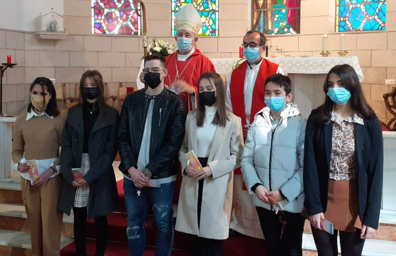 Dos jóvenes de Sancti-Spíritus, los primeros de la comarca en ser confirmados por el nuevo Obispo