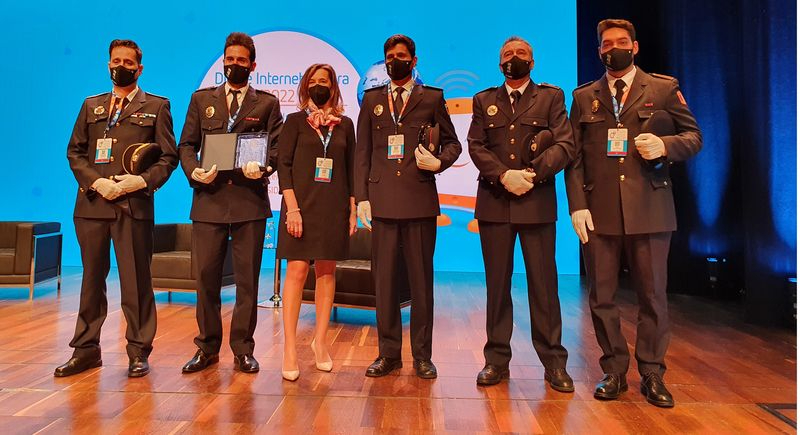 El grupo Policías 3.0 de Salamanca recibe el premio al Cibercooperante del Año 2021