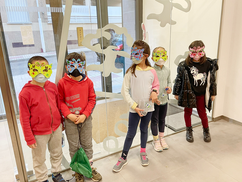 Taller de máscaras para dar la bienvenida al Carnaval 