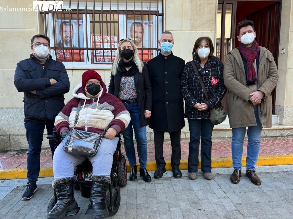 Fernando Pablo, Eva María Rosado, Elena García, Jesús Blázquez, Carmen García y Javier Calvo ante la sede del PSOE en Alba de Tormes / Pedro Zaballos