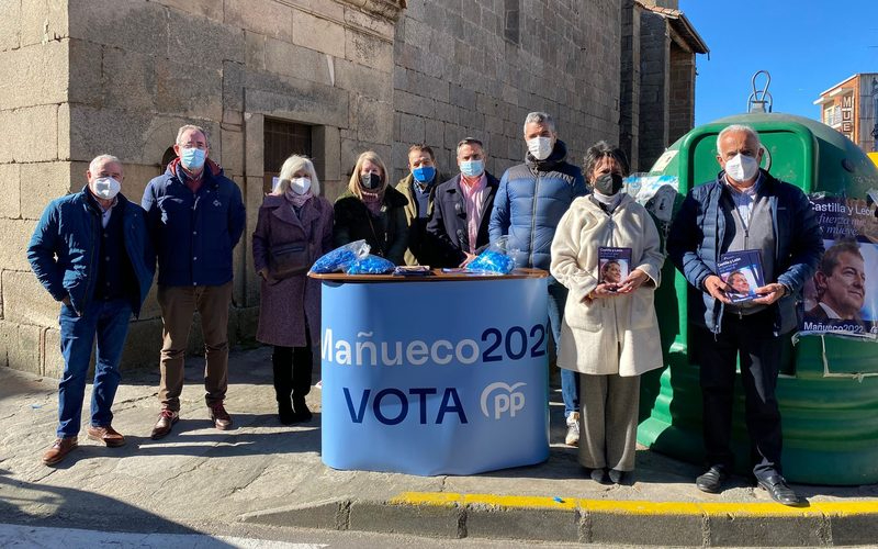 El PP aprovecha el martes de marcadillo en Vitigudino para pedir el voto