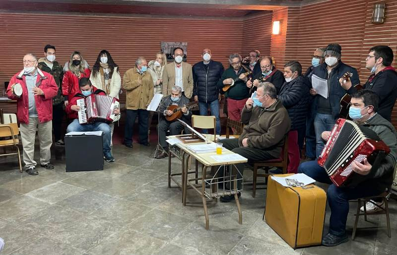 La Rondalla III Columnas ensaya sus Coplas para la gran cita del próximo miércoles