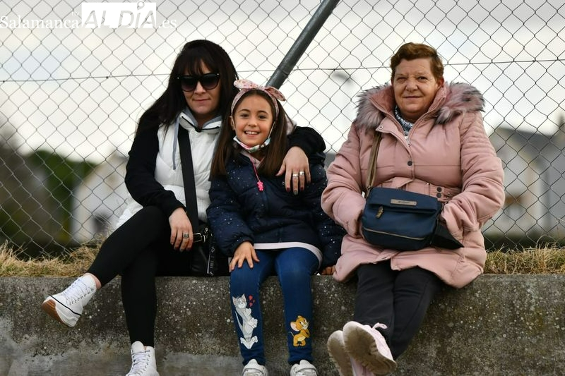 Las mascarillas ni se quedan ni se van de las gradas