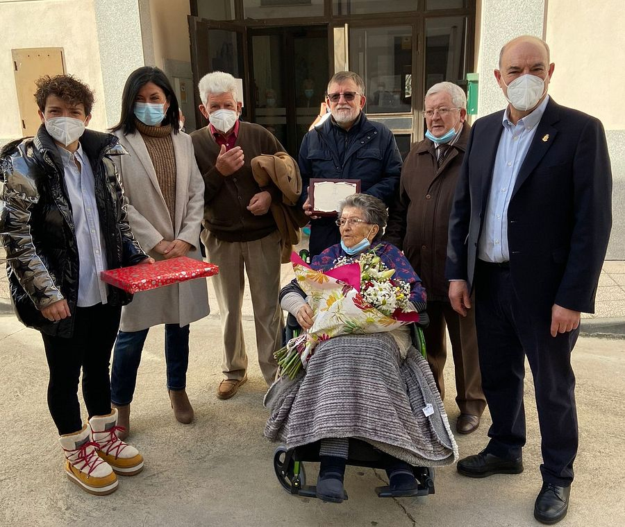 El Ayuntamiento de la Fuente de San Esteban homenajea a su vecina centenaria Teodora Regalado