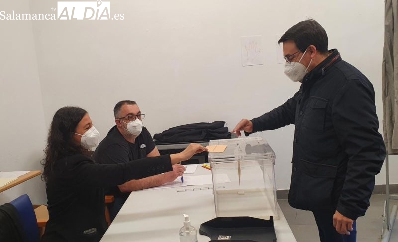 Fernando Pablos, político más madrugador en votar en Salamanca