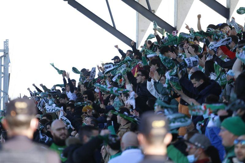 La marea verdiblanca del Racing de Santander delira en Salamanca