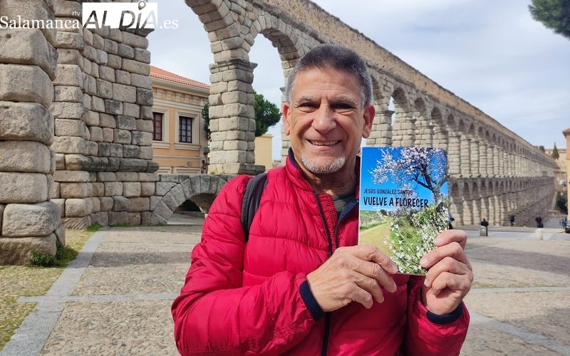 Jesús González Santos con su nuevo libro Vuelve a florecer 