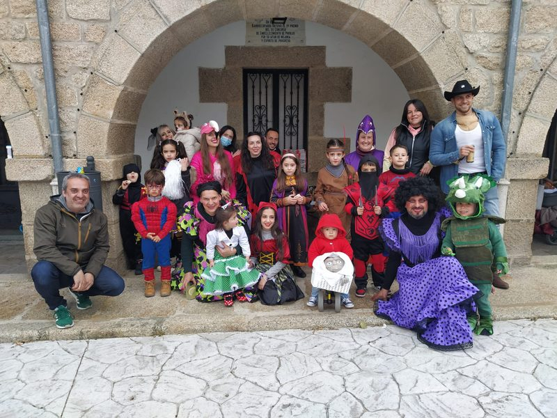 Pequeños y mayores viven el Carnaval en Barruecopardo